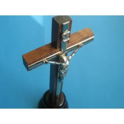 Krzyż stojący drewniany ciemny brąz z paskiem 19,5 cm
